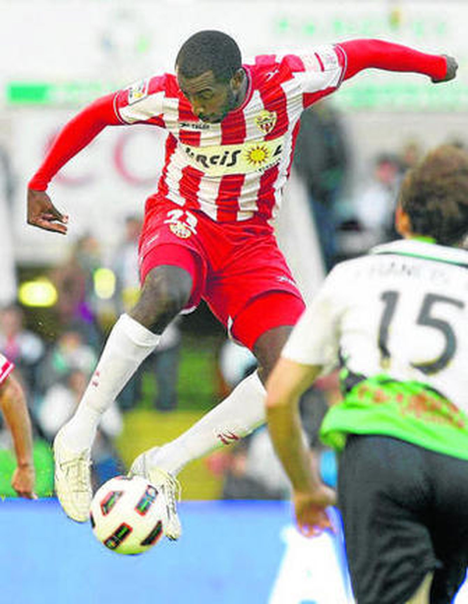 Goitom controla el balón en una difícil postura.