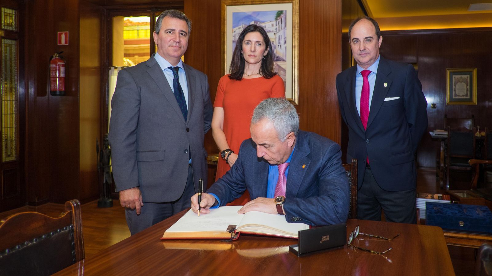 Blanco firmando en el libro de honor
