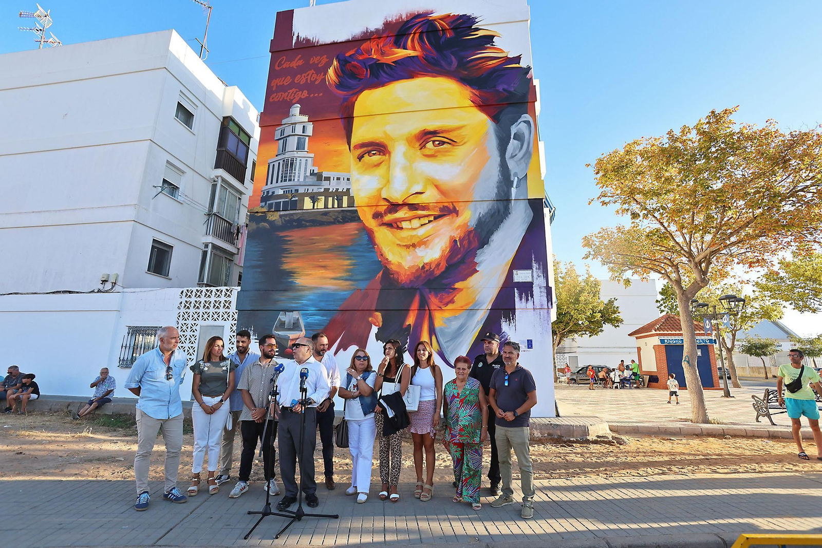 Imágenes de la inauguración del mural homenaje a Manuel Carrasco en Isla Cristina