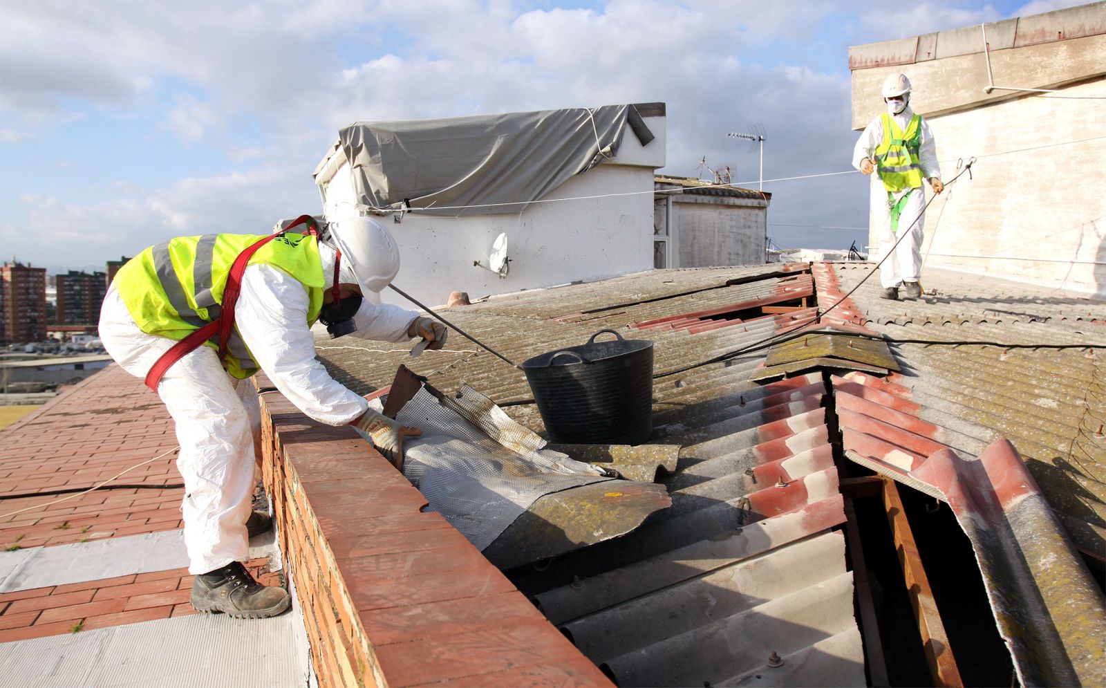 Labores de recogida de placas de amianto, en una imagen de archivo.