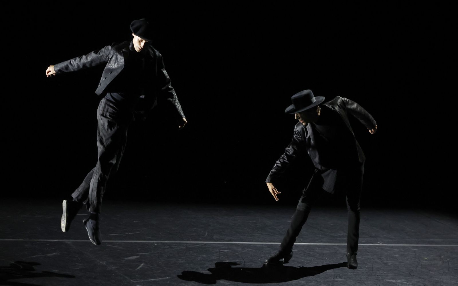 Jon Maya y Andrés Marín en un momento de su sugestiva propuesta para esta Bienal.