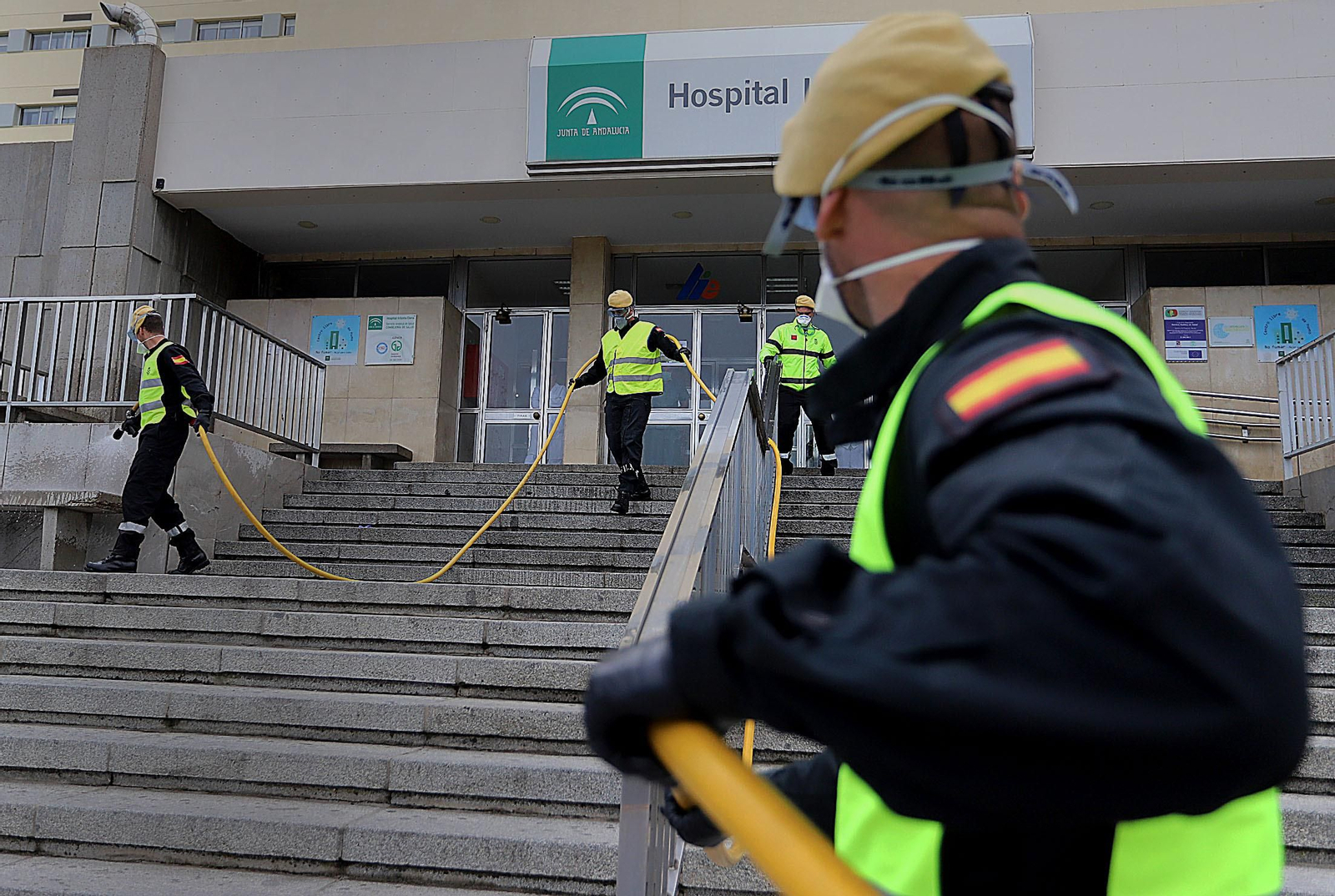 Imágenes de la UME realizando trabajos de limpieza y desinfección en el Hospital Infanta Elena de Huelva