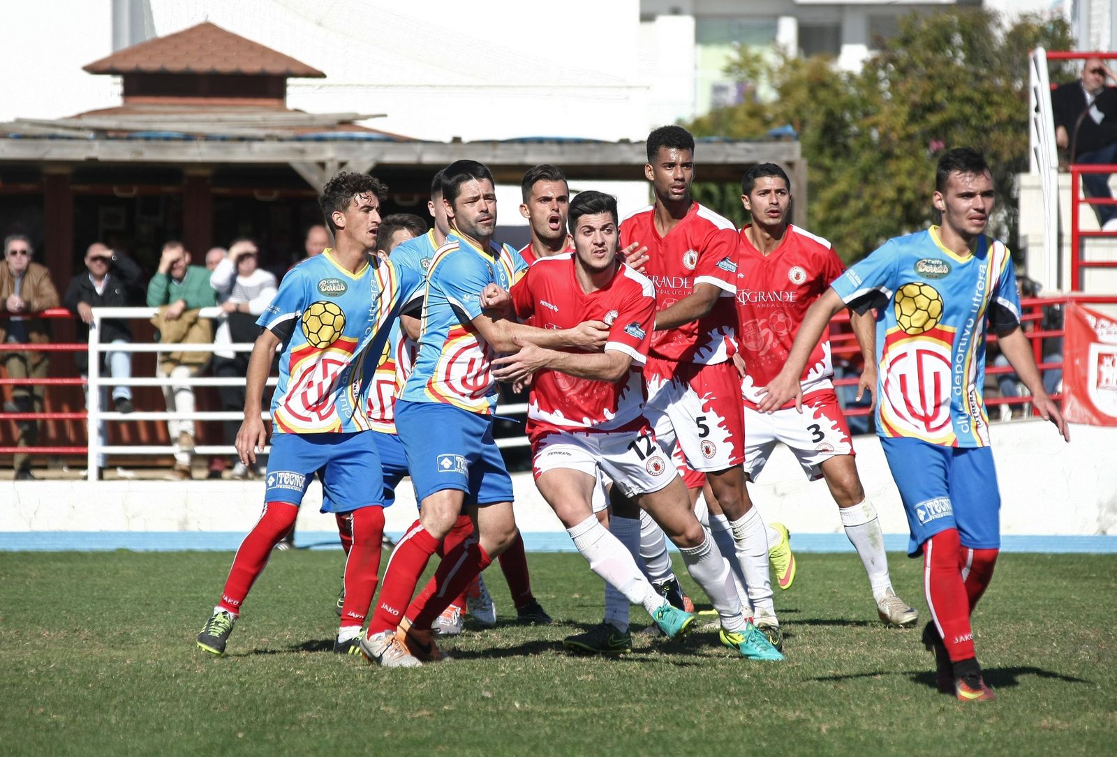 Jugada a balón parado. Andro, Cheíto, Pablo y André acuden al remate por el San Roque en el área del Utrera, ayer.