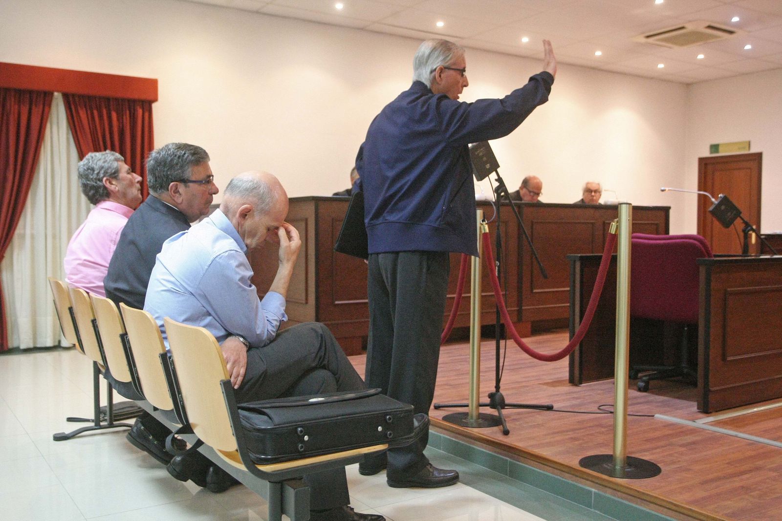 José Ortega, en pie, durante su declaración. En el banquillo, Tomás Herrera, Juan Antonio Palacios y Arsenio Pacios.