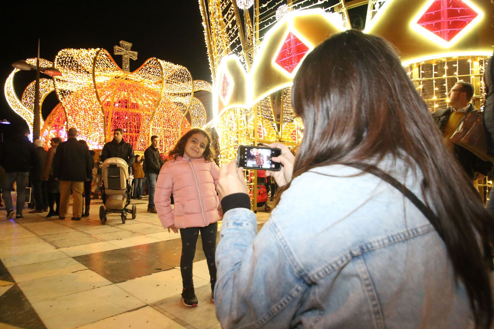 Las imágenes del encendido de las coronas de los Reyes Magos