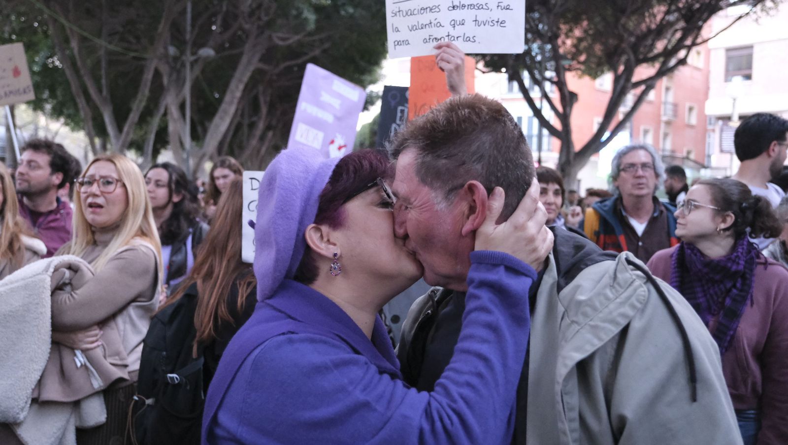 Almería se echa a las calles para reivindicar igualdad en el 8-M.