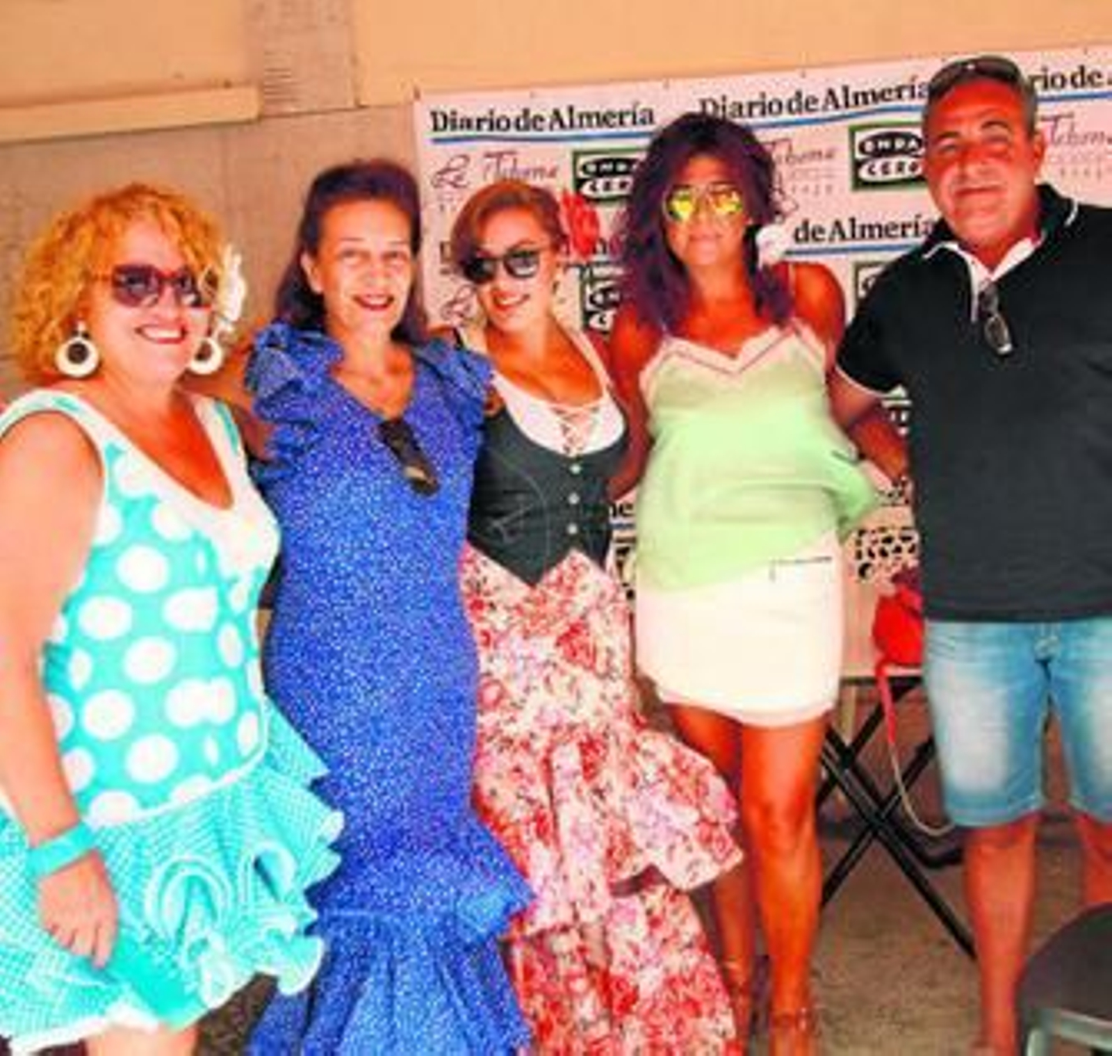 Lola Capel, María Pérez, Anabel Pérez, Encarna Pérez y Pedro en el restaurante La Tahona. Lola Capel, María Pérez, Anabel Pérez, Encarna Pérez y Pedro en el restaurante La Tahona.