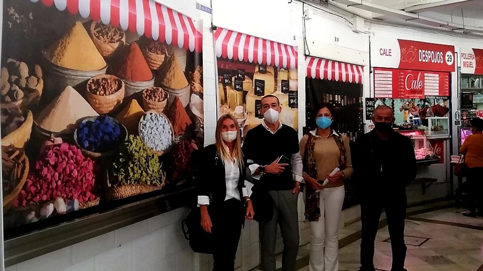 El concejal David Calleja, junto a algunos de los puestos vacíos de la Plaza de Abastos de El Puerto.