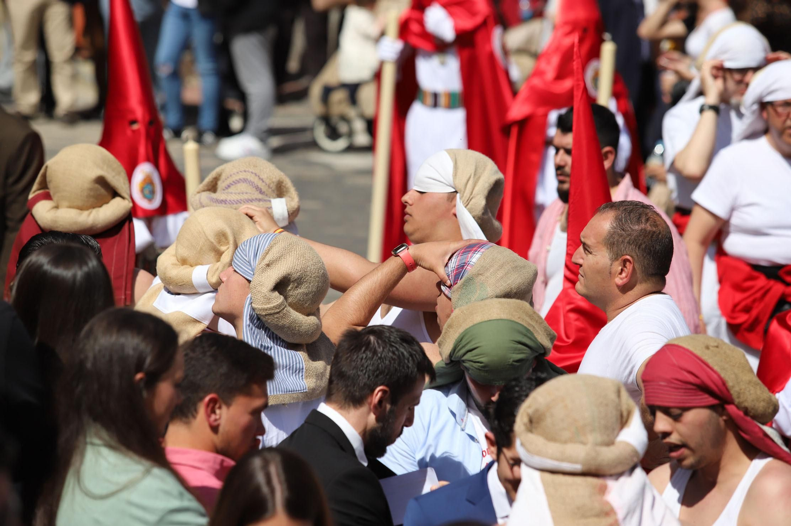 Imágenes del recorrido de la Borriquita  por las calles de Huelva