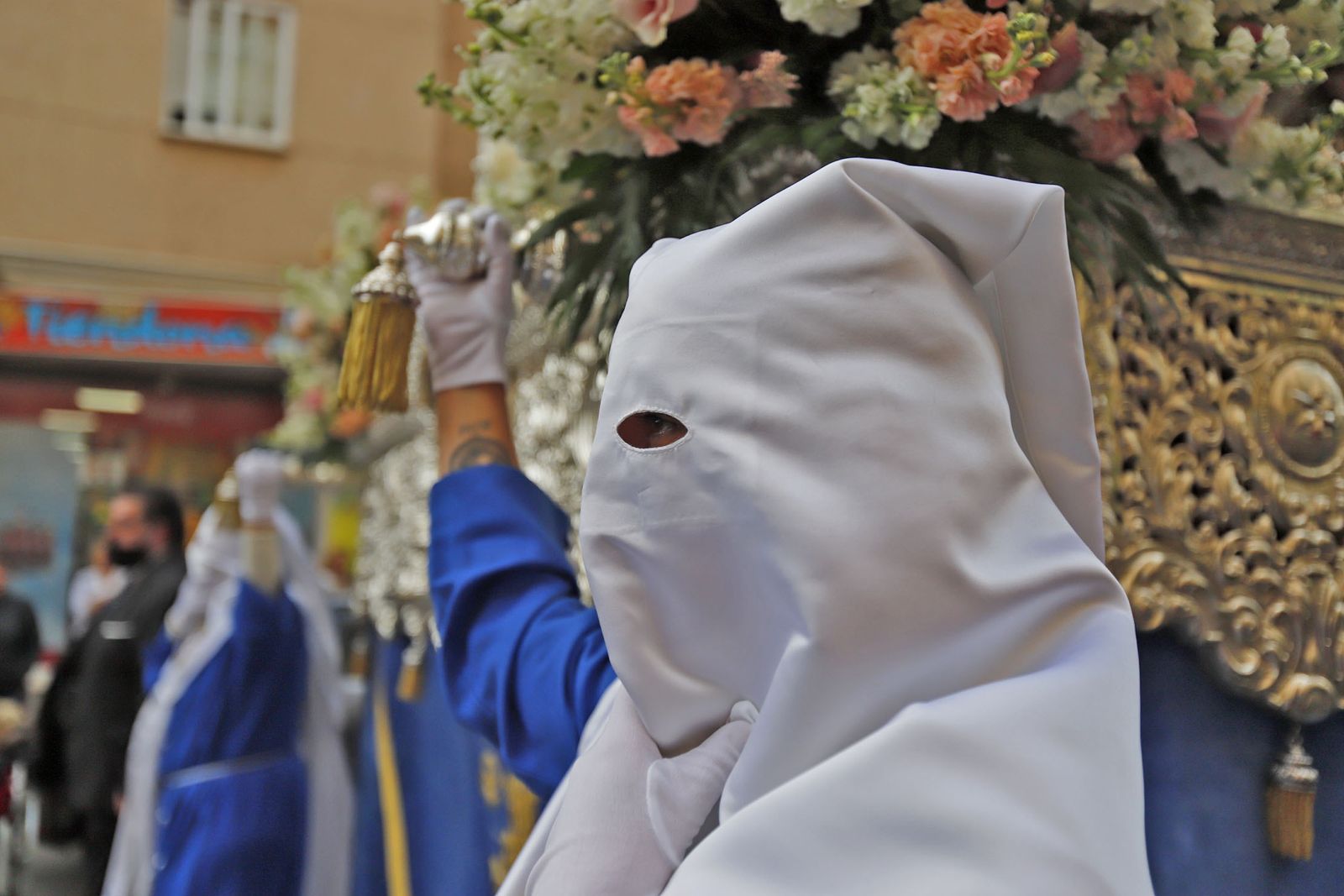 La Hermandad de la Sagrada Lanzada hace su estación de penitencia por las calles de Huelva