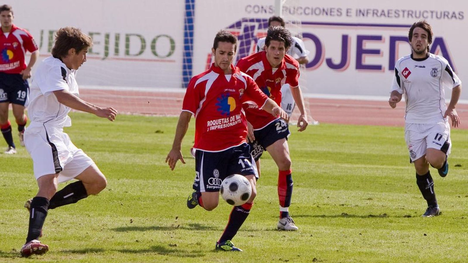 Javicho con el Roquetas ante el Conquense en Segunda B. Tras de él, también de rojillo Kike Lorenzo, y Beñat, exAthletic, con la camiseta manchega.