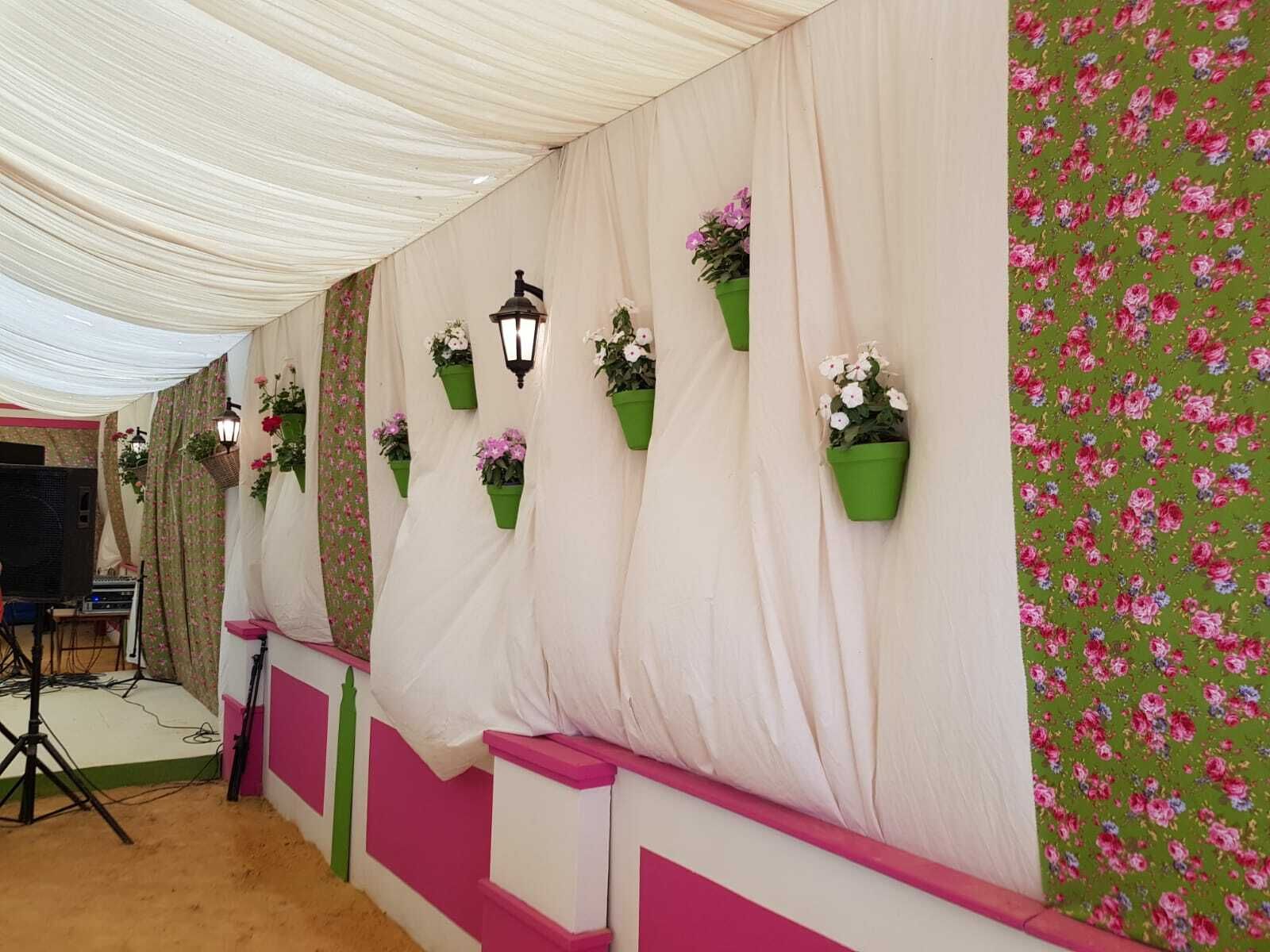 Las macetas son siempre el toque perfecto que no puede faltar en una caseta de feria.