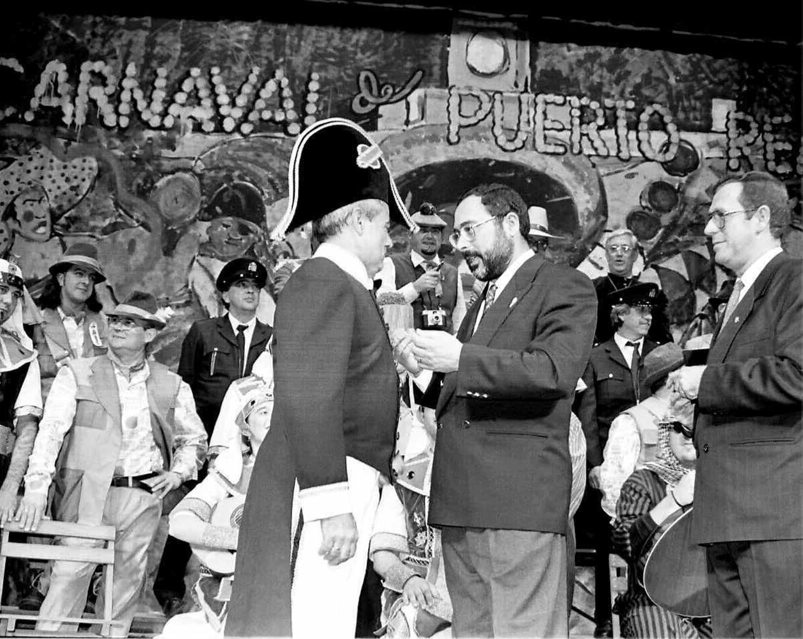 Lillo recibe el Plumero de Oro del Carnaval de Puerto Real, de manos del por entonces alcalde, Antonio García