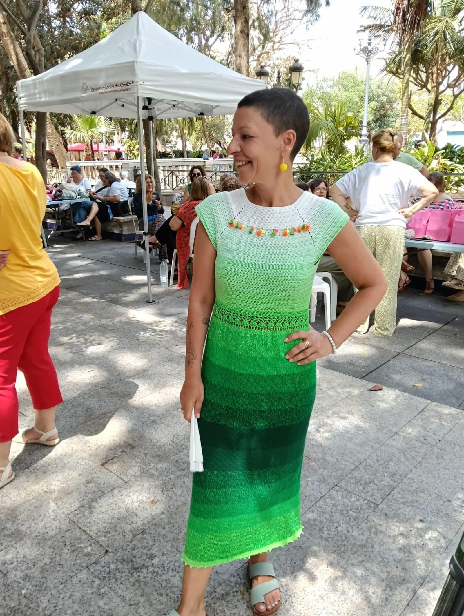 Montse González celebrando el Día Mundial de Tejer en Público, ataviada con un vistoso traje confeccionado por ella en croché.
