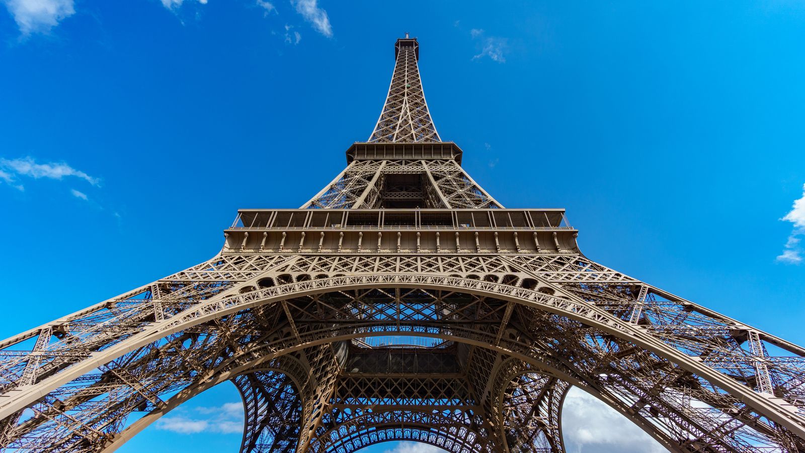 En 1887 se coloca la primera piedra de la torre Eiffel.
