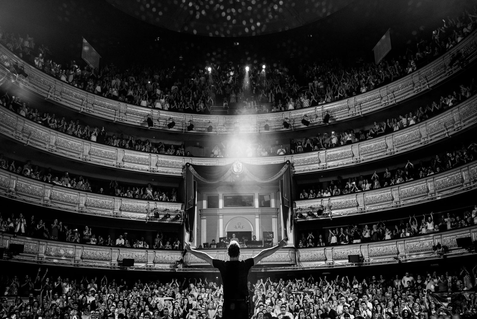 David Bisbal saluda al público que llenó el Teatro Real para disfrutar de un gran concierto del artista almeriense.
