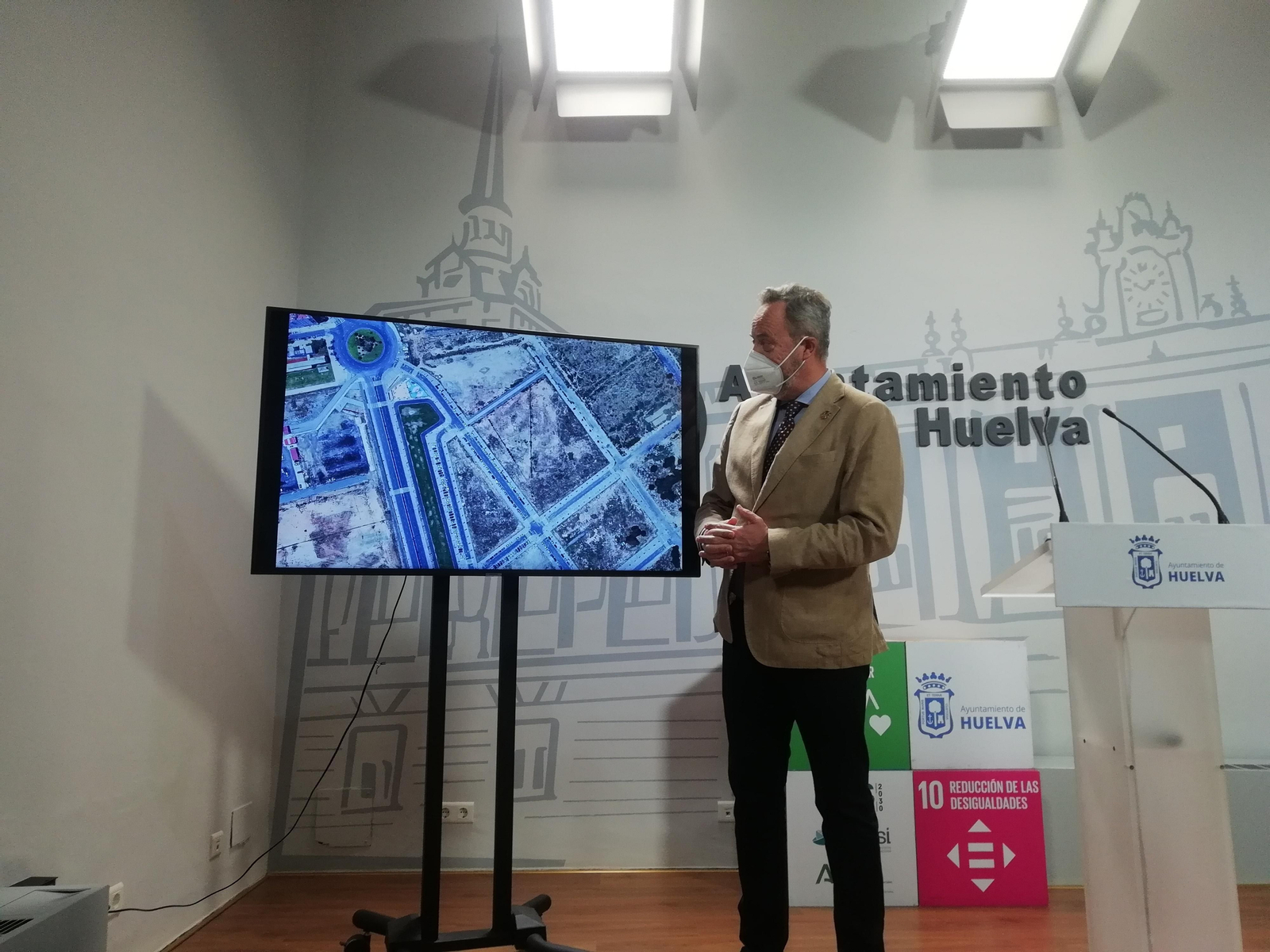 Manuel Gómez junto al plano del Ensanche.