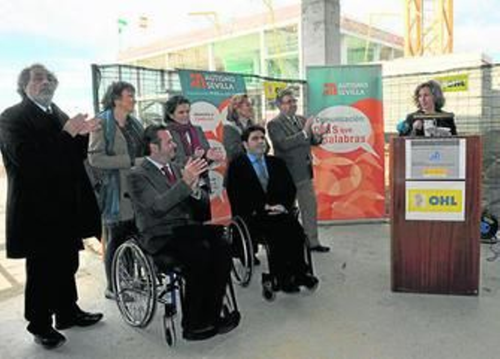 La presidenta de Autismo Sevilla, Mercedes Molina, se dirige a las autoridades presentes en el acto.