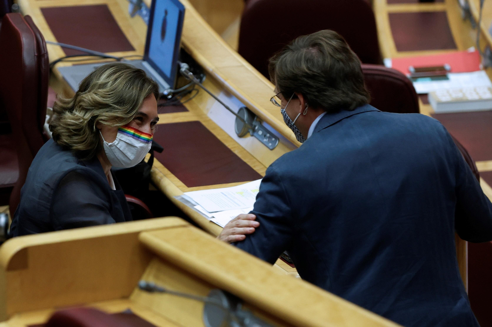 Ada Colau y José Luis Martínez-Almeida se saludan.