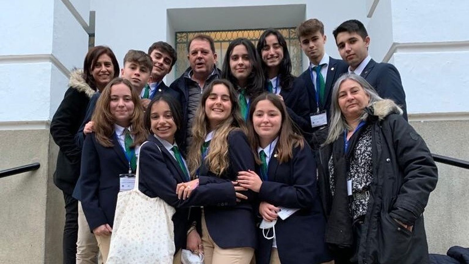 Los alumnos de los dos equipos del Liceo que participaron en el torneo de debate escolar, junto a sus profesores.