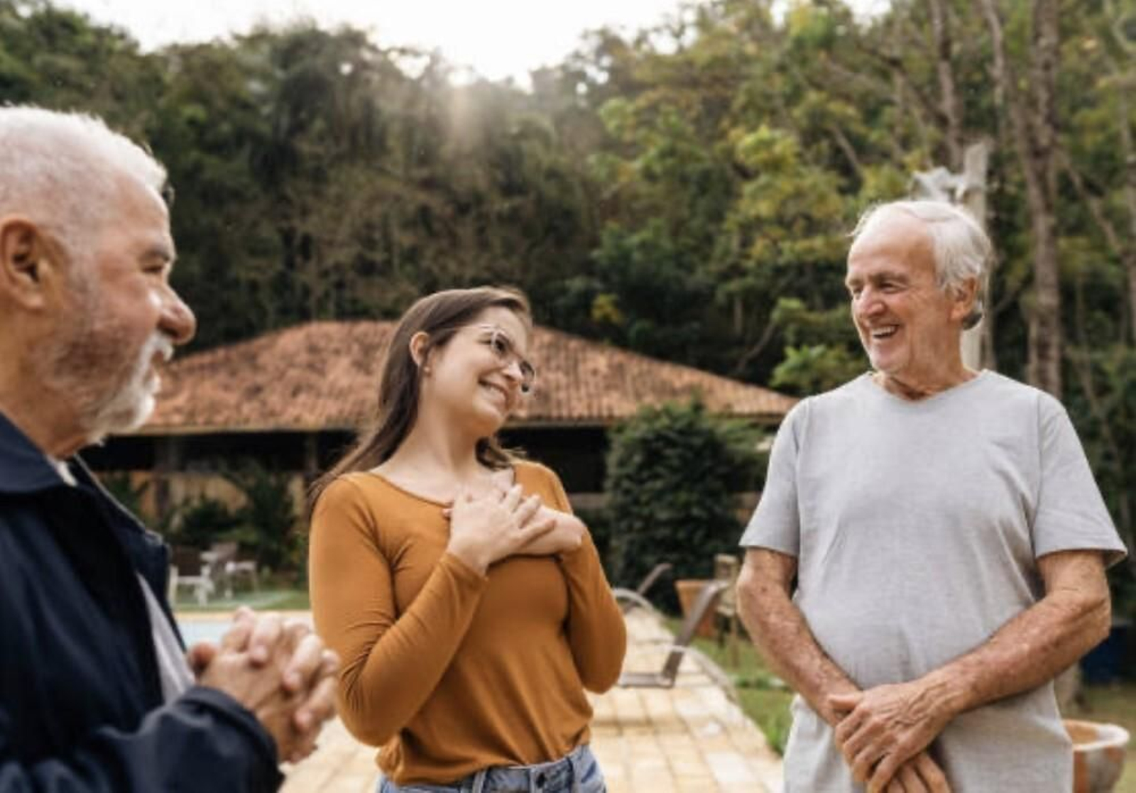 Una chica muestra gestos de agradecimiento ante la ayuda de su vecino