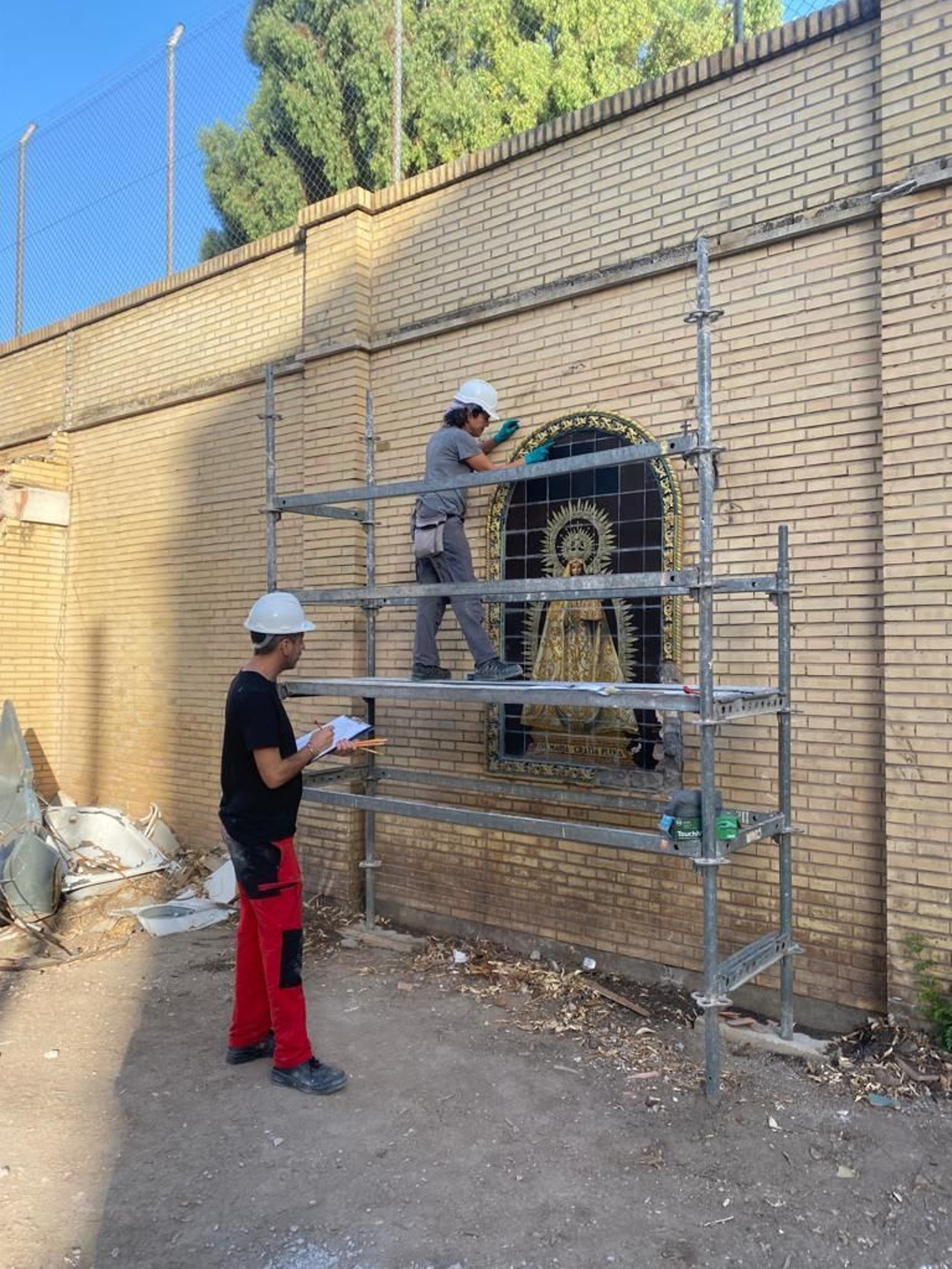 Trabajos de desmontajes de los retablos cerámicos.
