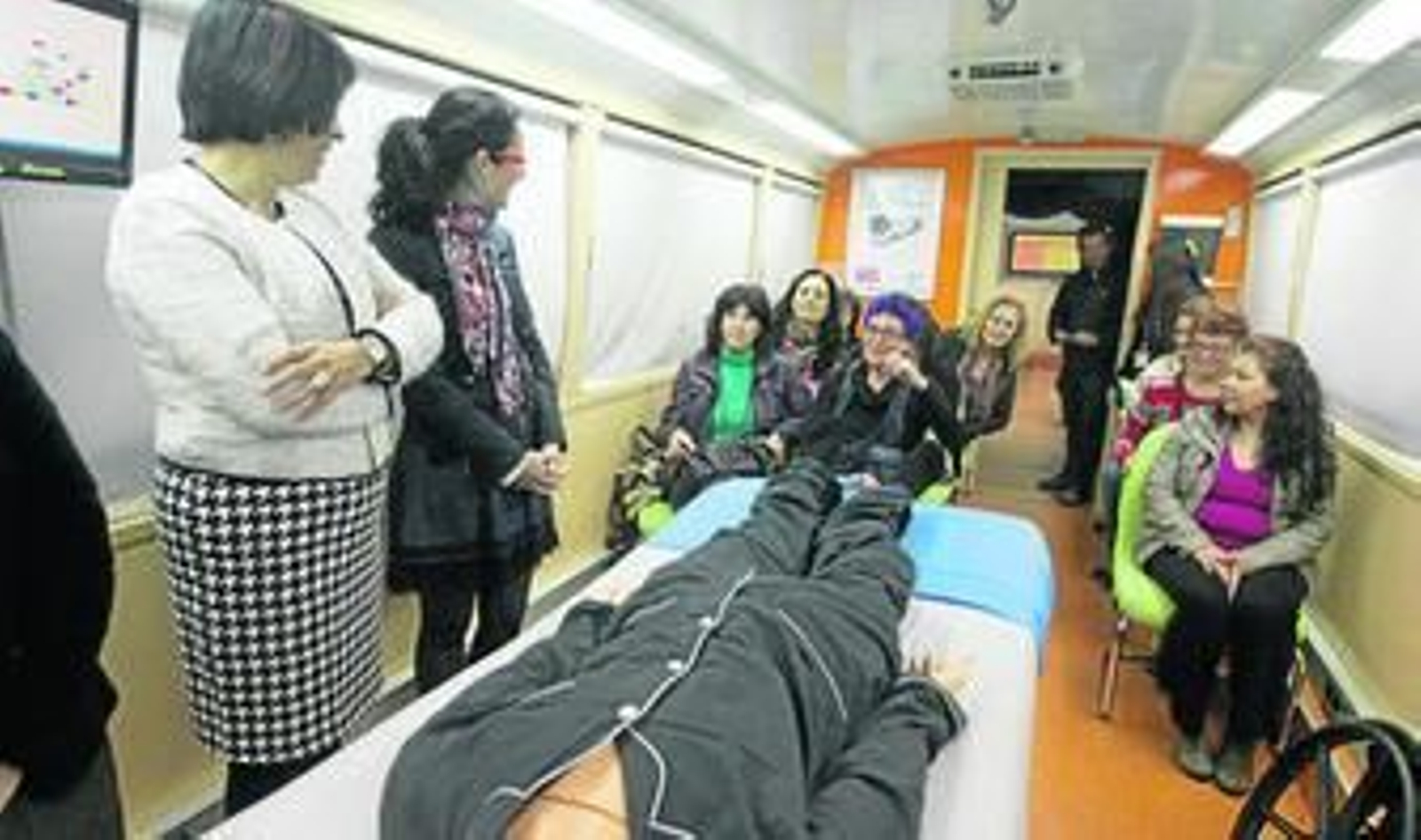 El Cuidabús llegó ayer a Algeciras donde un grupo de mujeres participaron en un taller de formación, teórico y práctico.