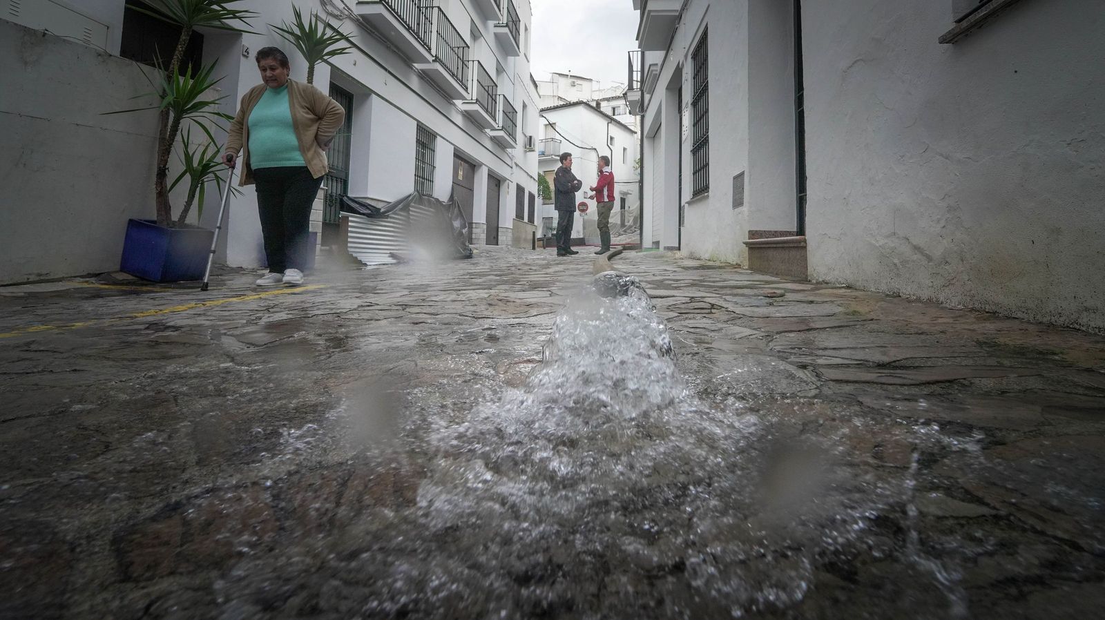 Imágenes de los torrentes de agua por las calles de Ubrique
