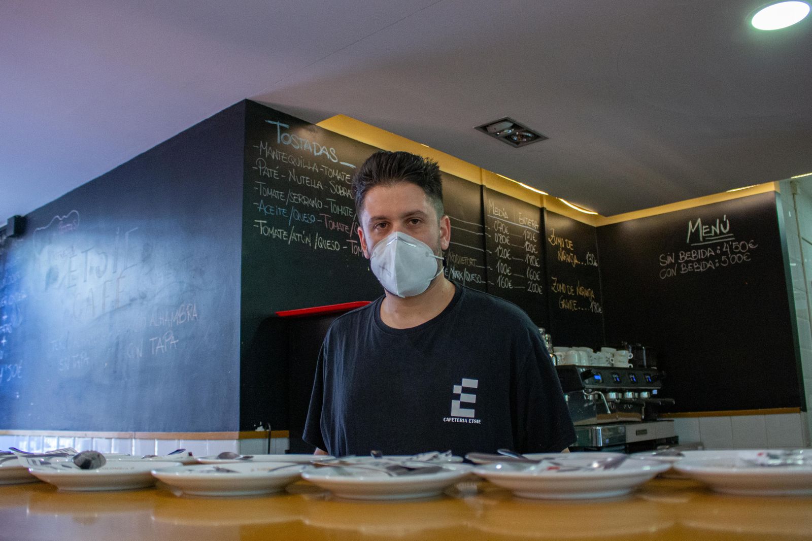 Rubén Cantarero, en la cafetería de la Escuela de Edificación de la UGR.