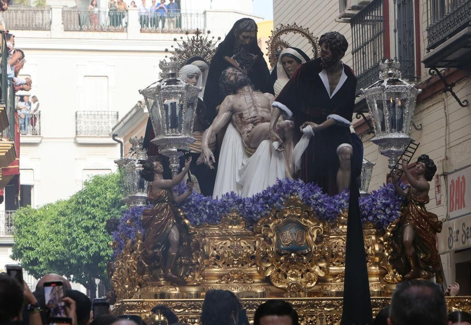 La corporación es fruto de la fusión entre la primitiva de gloria y la Sacramental de San Andrés