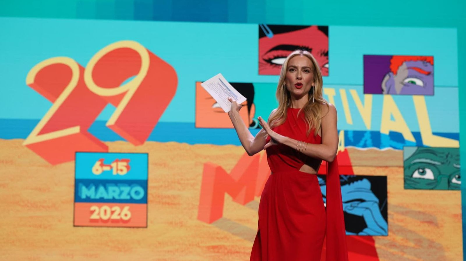 La actriz Kira Miró presenta la Gala de Inauguración.