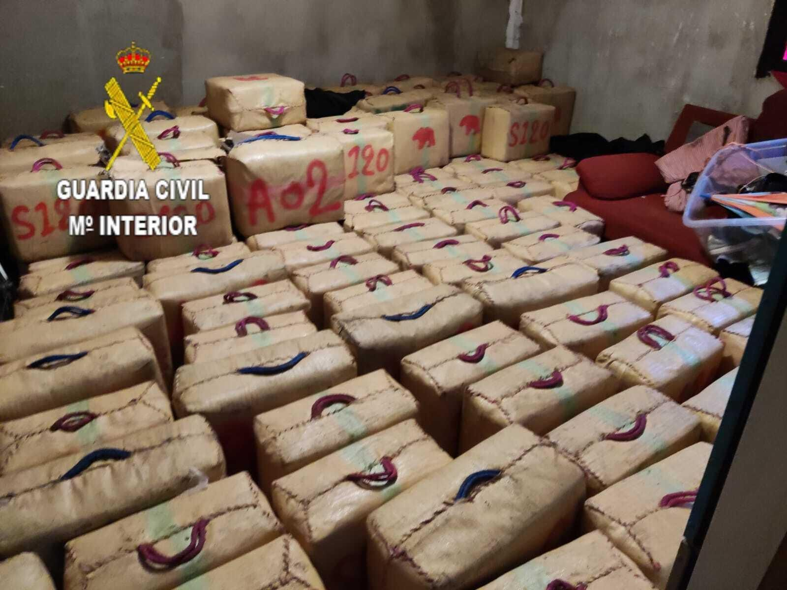 Los fajos de hachís localizados en el interior de la parcela de Aznalcázar