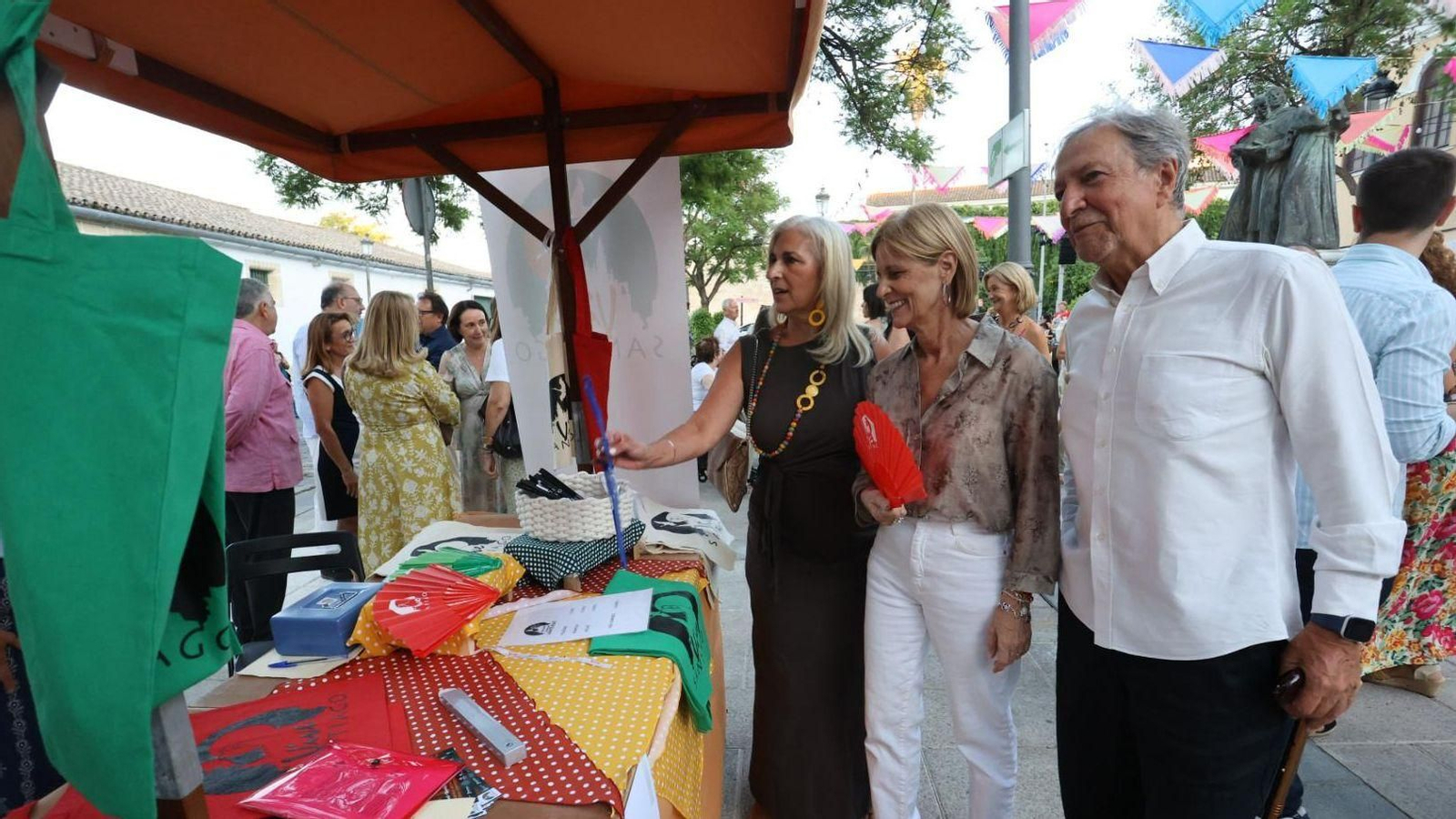 Mercedes Narbona, María José García-Pelayo y Francisco Lobatón en la I Velá de Santiago.