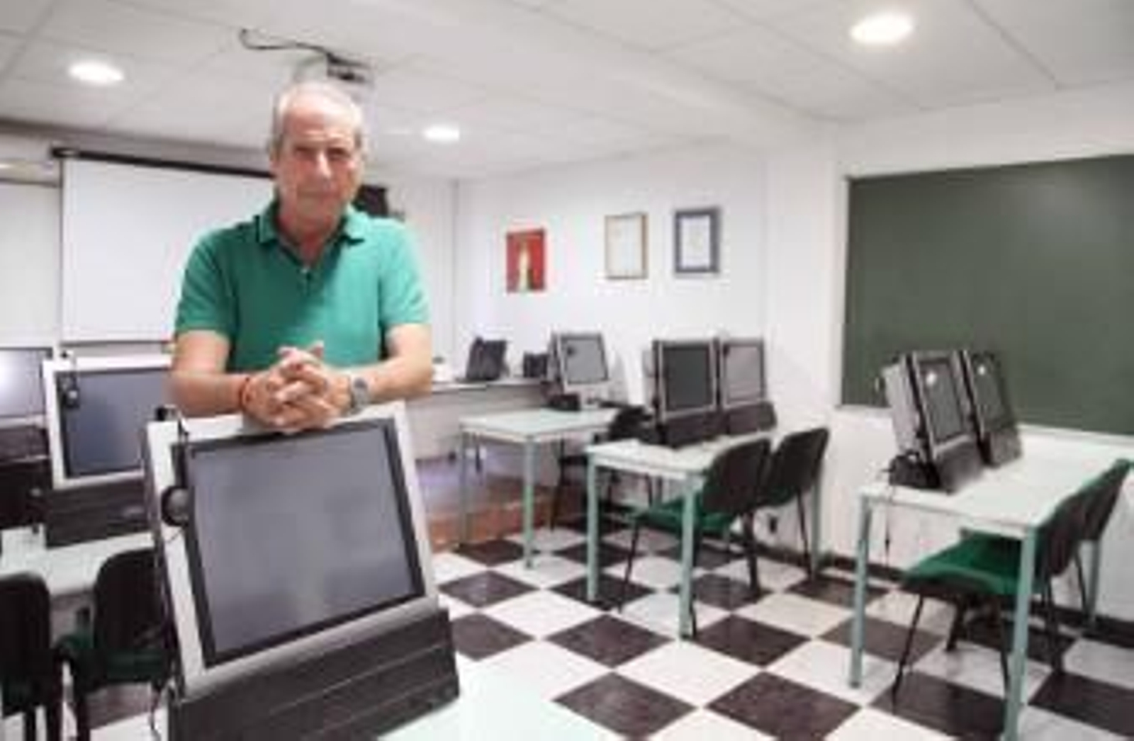El formador Ángel Bocarando, días atrás, en el aula de la autoescuela Arenal, donde imparte los cursos de reinserción vial/Vanesa Lobo El formador Ángel Bocarando, días atrás, en el aula de la autoescuela Arenal, donde imparte los cursos de reinserción vial/Vanesa Lobo