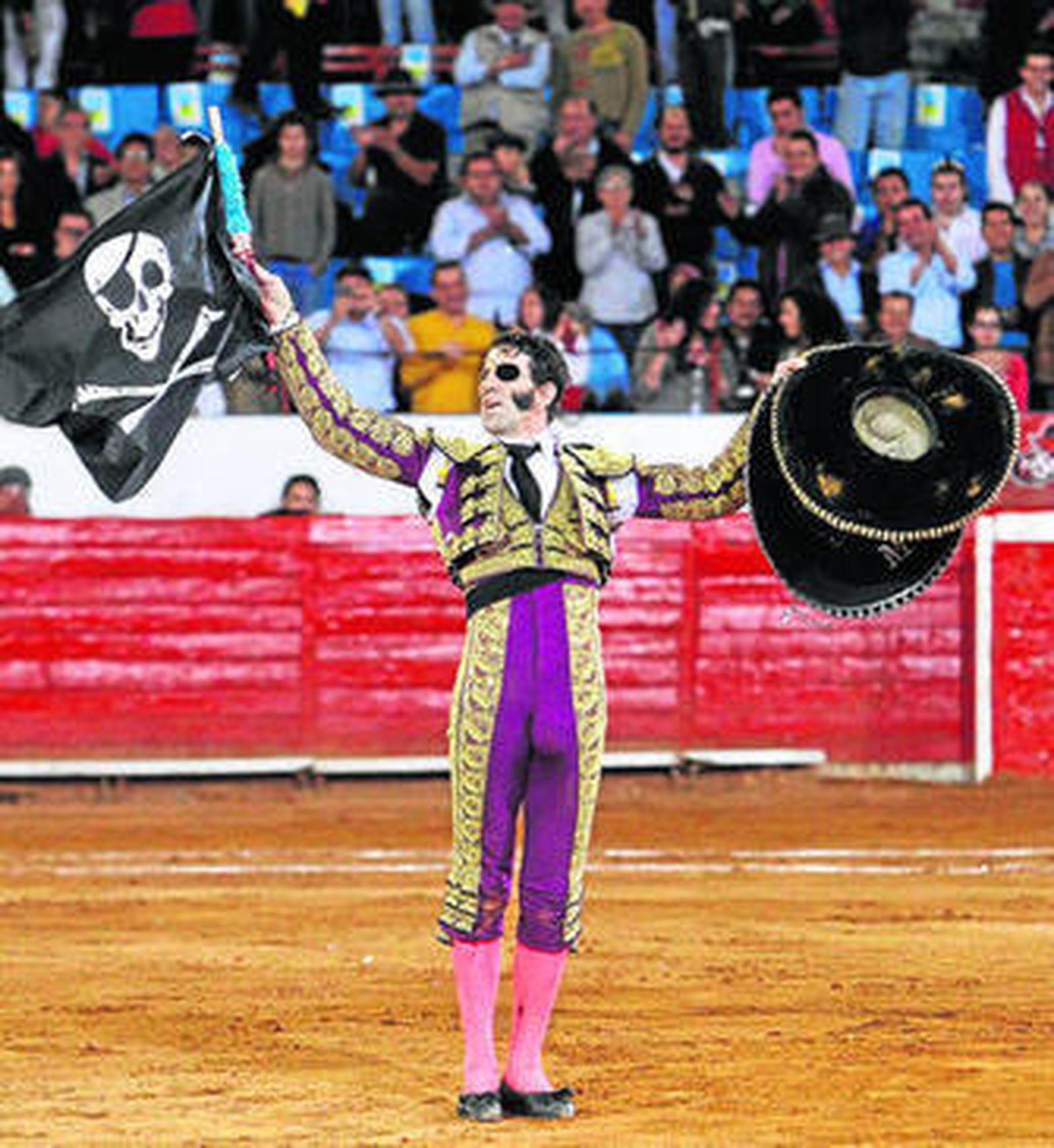 Padilla tras la segunda faena de su triunfo en la Monumental México, con una banderilla de los colores de Jerez.