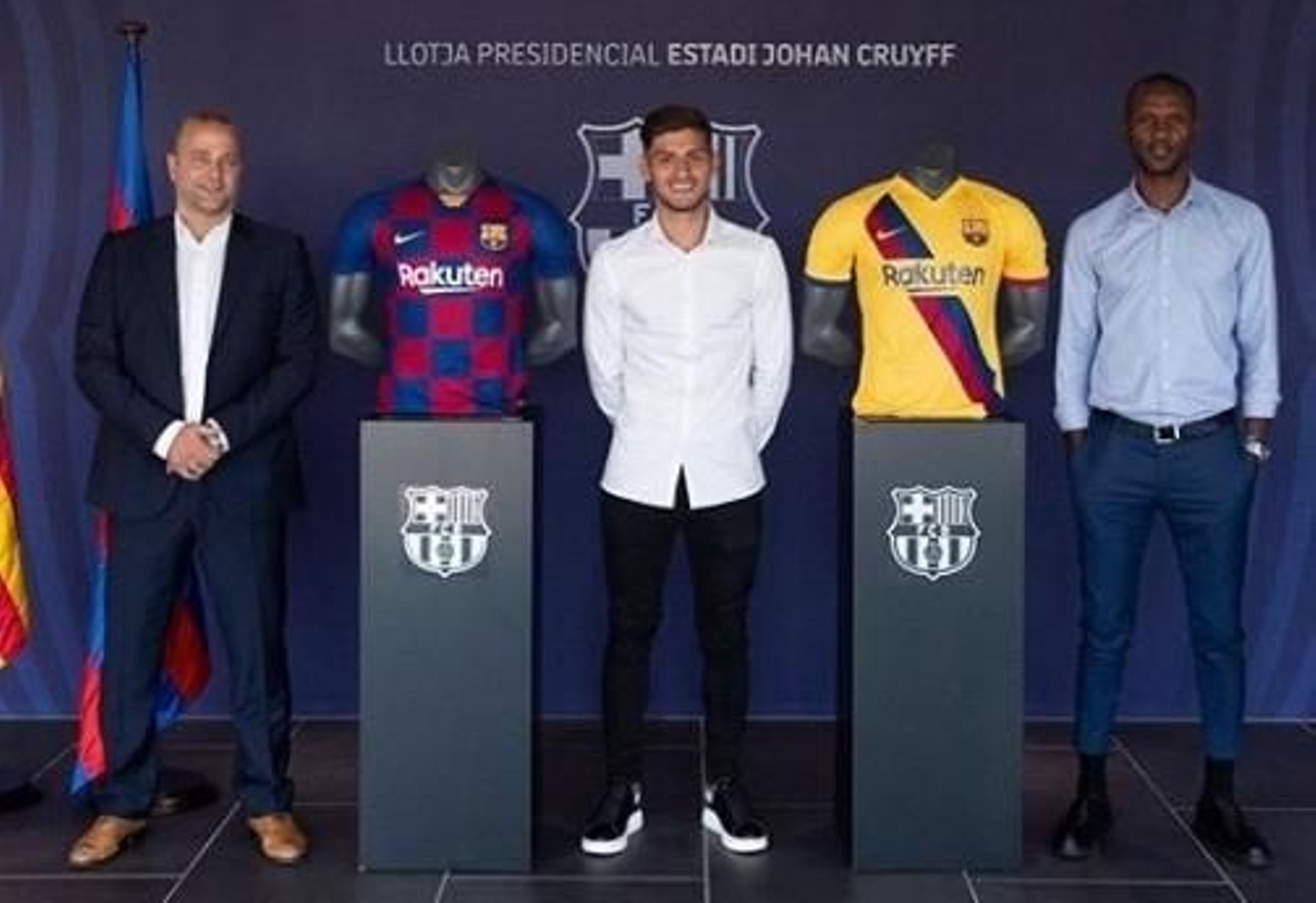 Nils Mortimer, en el centro.