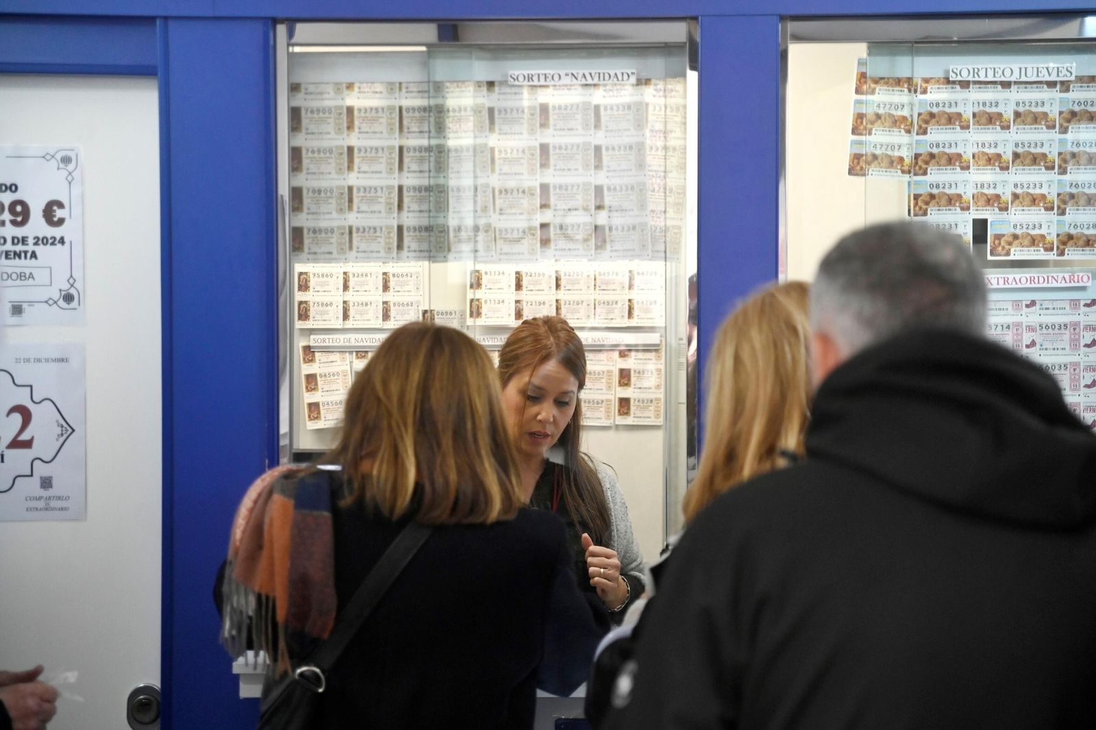 Varias personas compran décimos para el sorteo de este lunes.