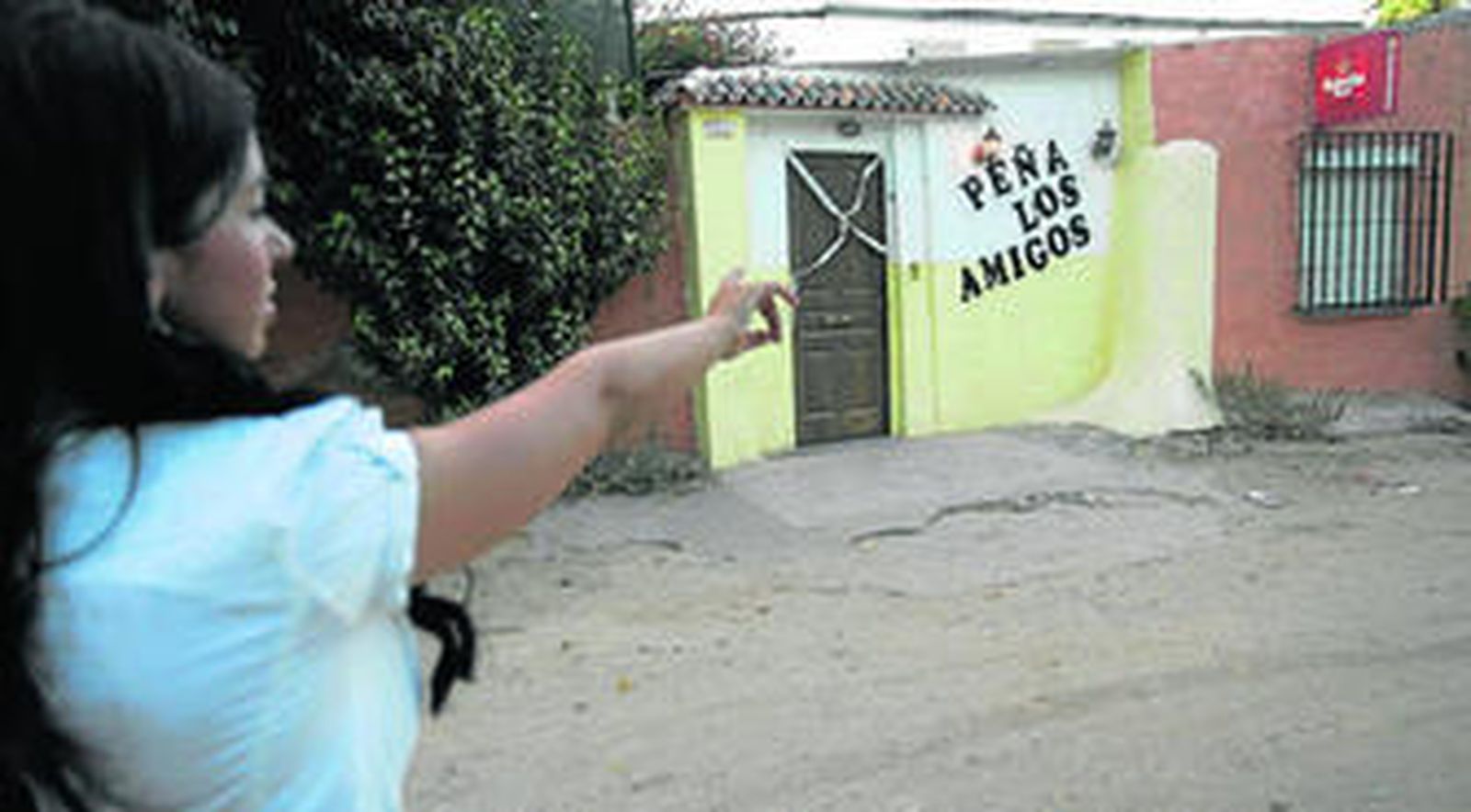 Una joven señala el local donde se produjo el suceso, en los solares de San Rafael.