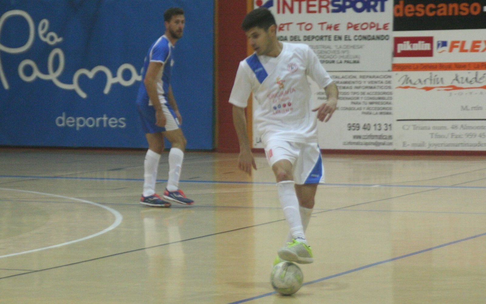 Alberto Guerra pisa el balón durante un partido de esta campaña.
