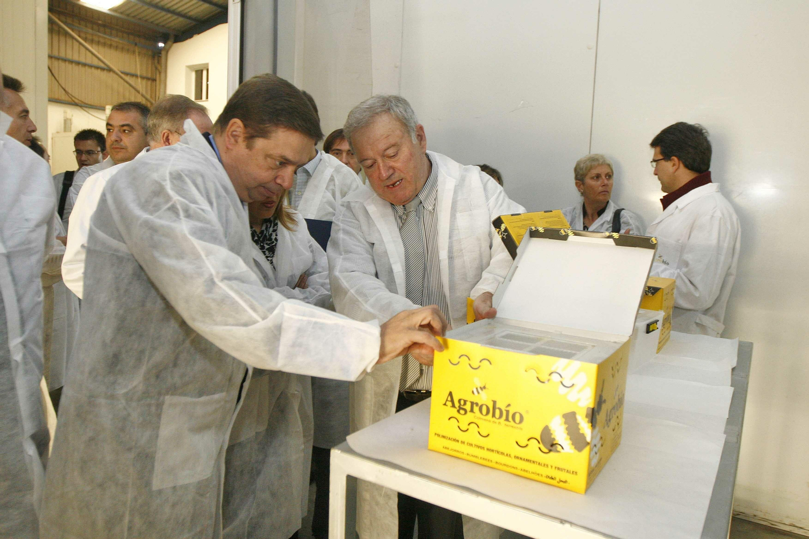 El actual ministrode Agricultura en funciones, Luis Planas, en una  visita Agrobío junto a su gerente, José Antonio Santorromán.