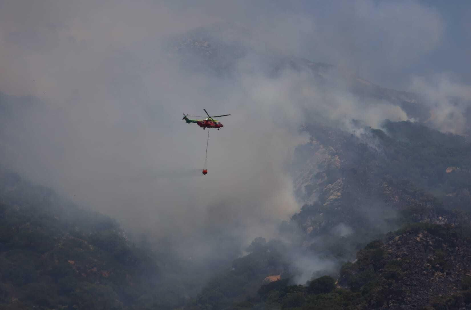 Labores de extinción del incendio en Tarifa.