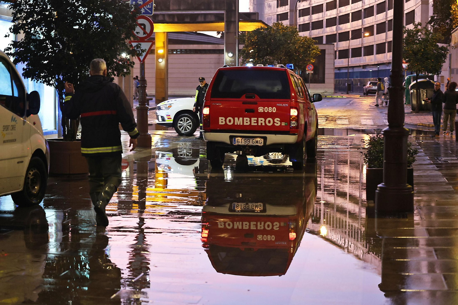 Imágenes del caos en Huelva por la borrasca Claudia con inundaciones, riadas y cortes de carreteras