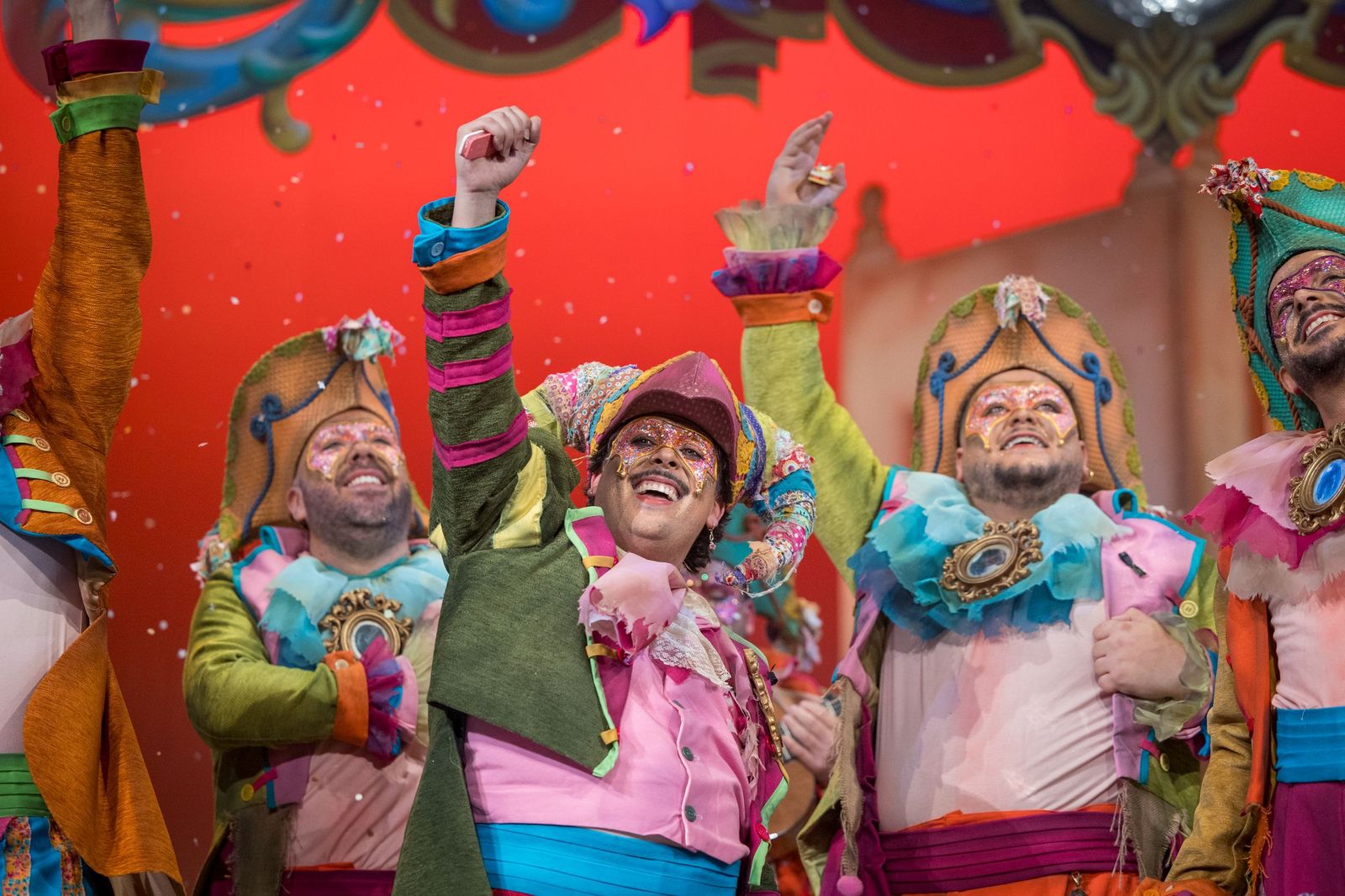 Una imagen de la comparsa 'Los invisibles', en escena.