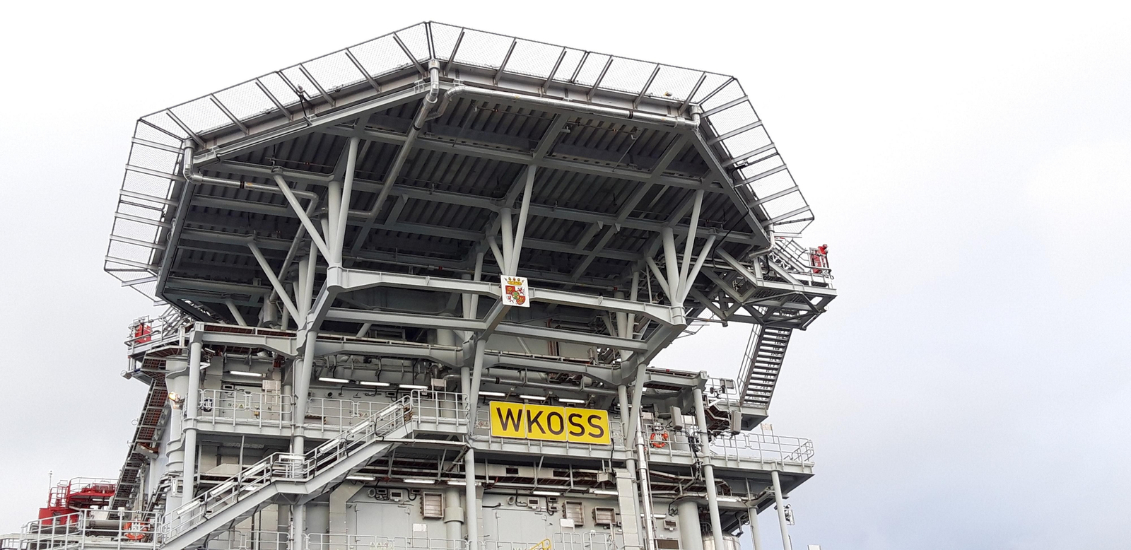 Detalle del escudo de Puerto Real en  el exterior de la  subestación 'Andalucía'