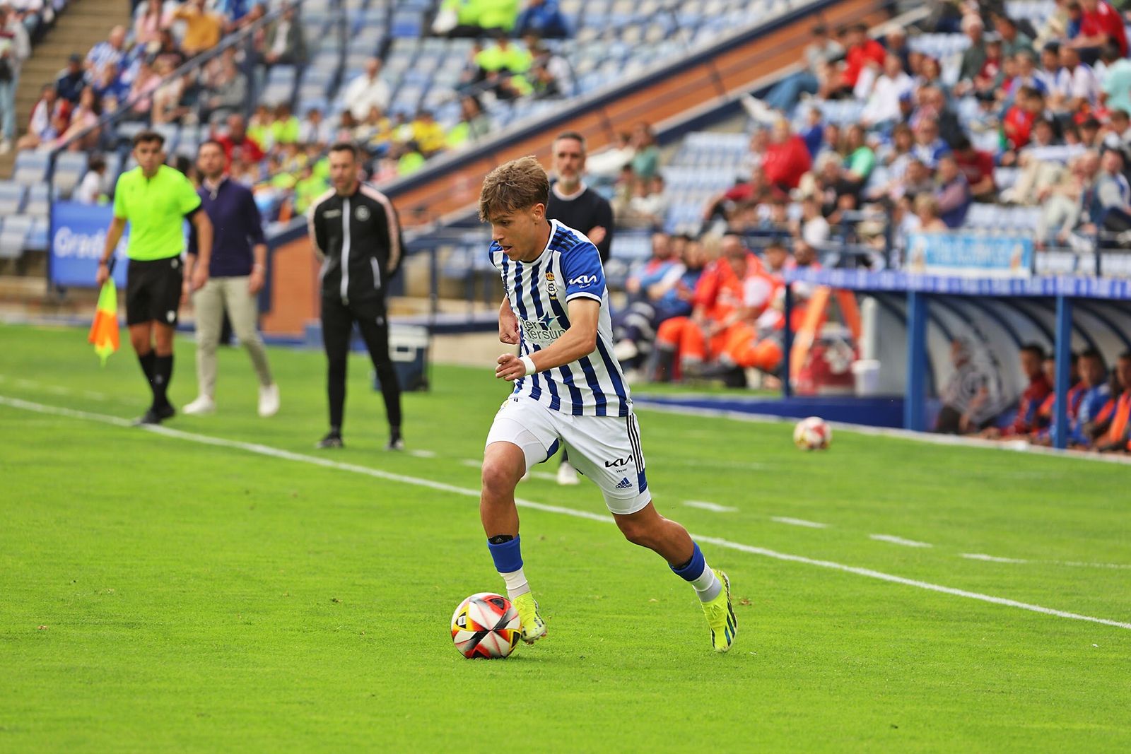 De la Rosa controla el balón durante el Recre-Mérida