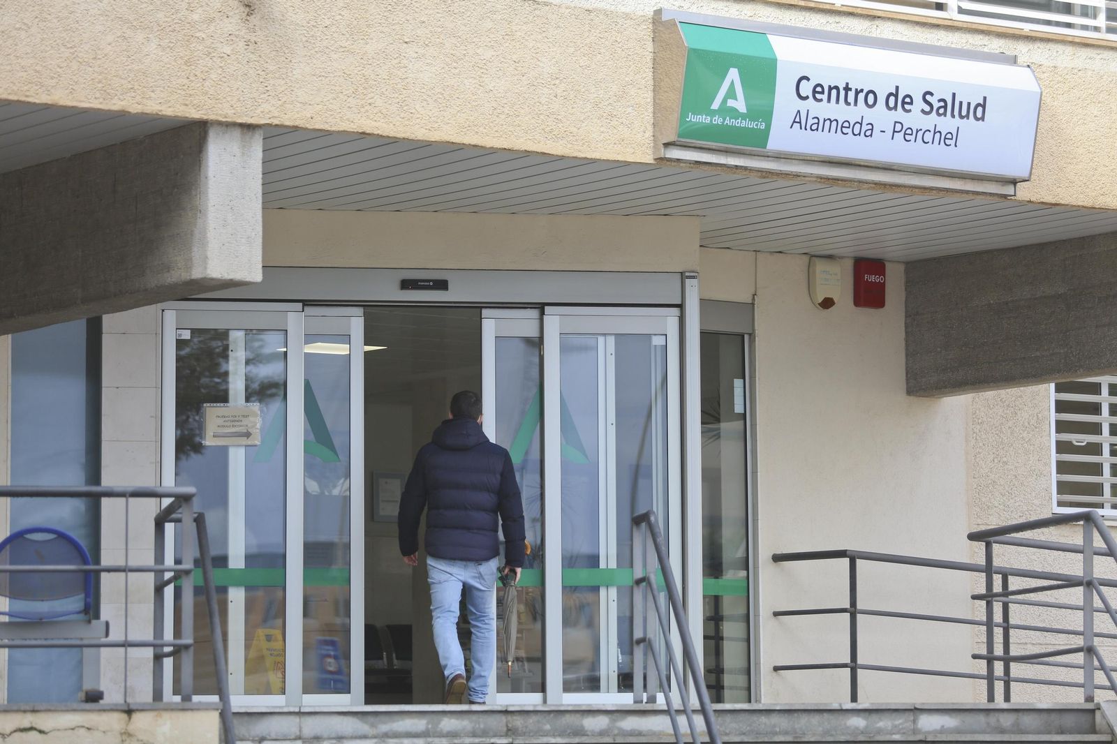 Entrada del centro de salud Alameda Perchel, en Málaga.