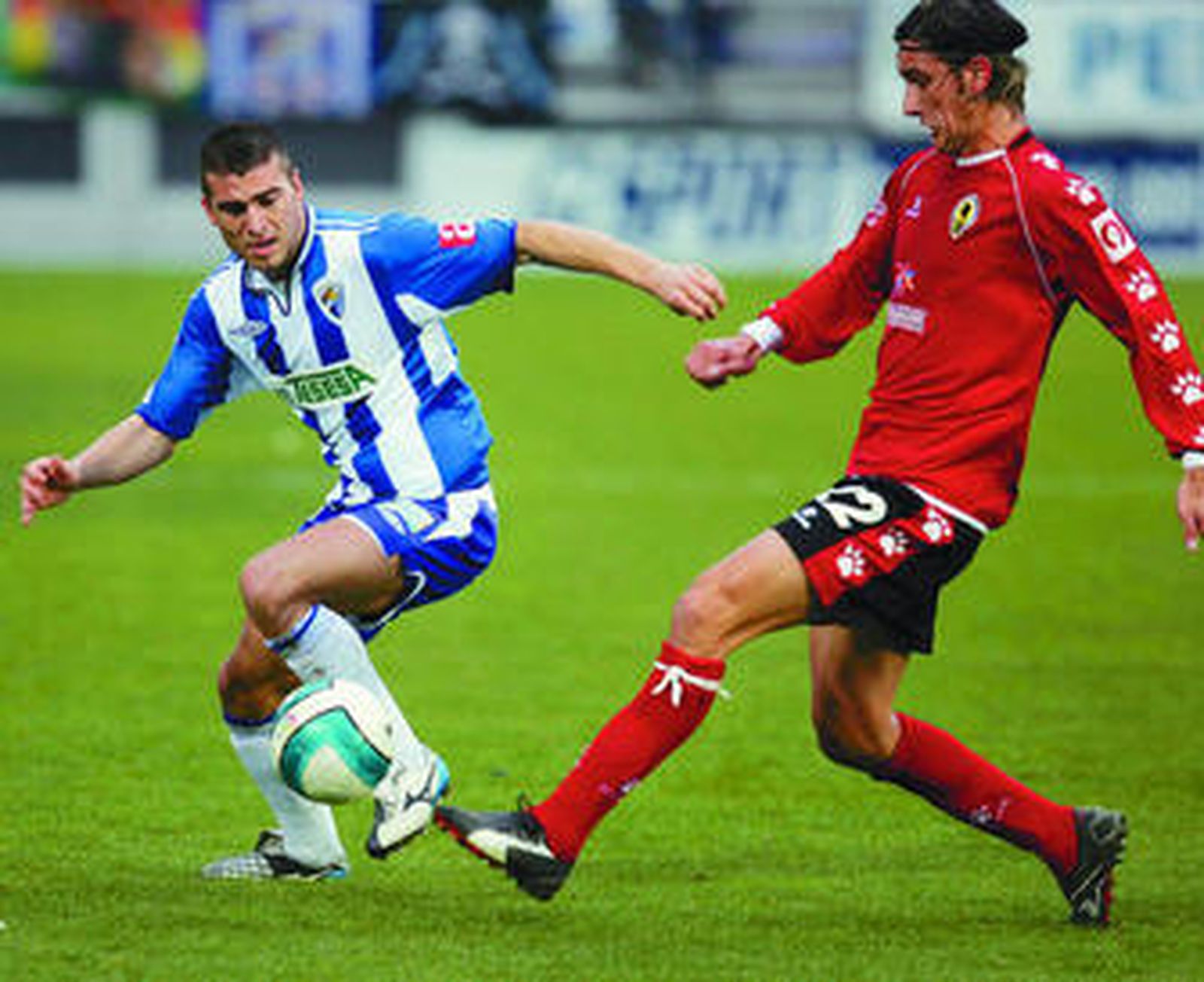 Armando intenta cortar la progresión de De los Santos en un Málaga-Hércules de la Liga 06/07.