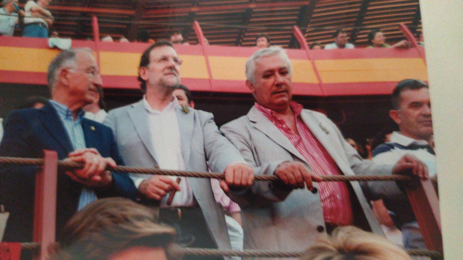 Con Javier Arenas y Mariano Rajoy en la plaza de toros en 2001.