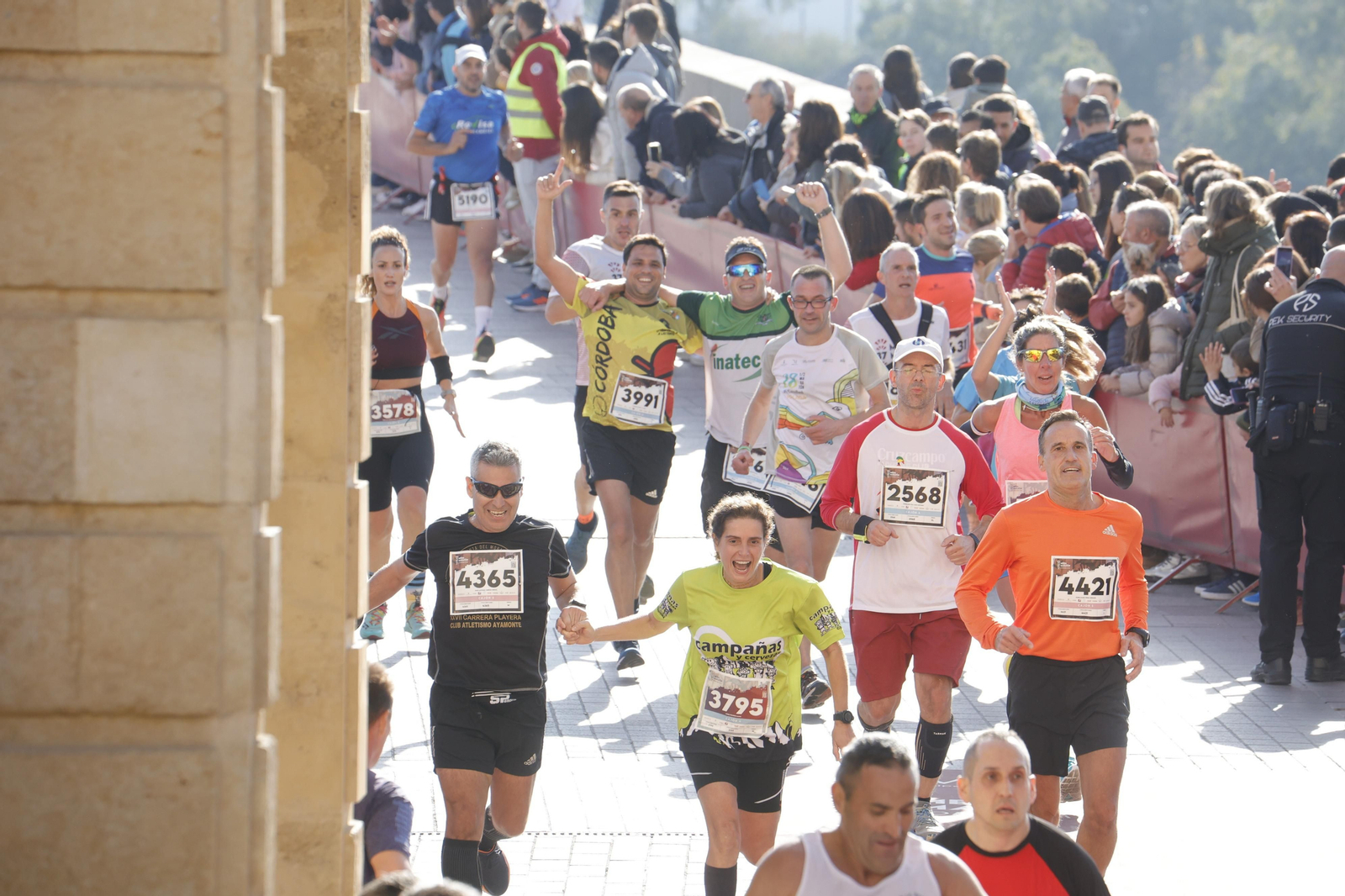 Media Maratón de Córdoba 2023: La gloria de cruzar la Puerta del Puente, en imágenes