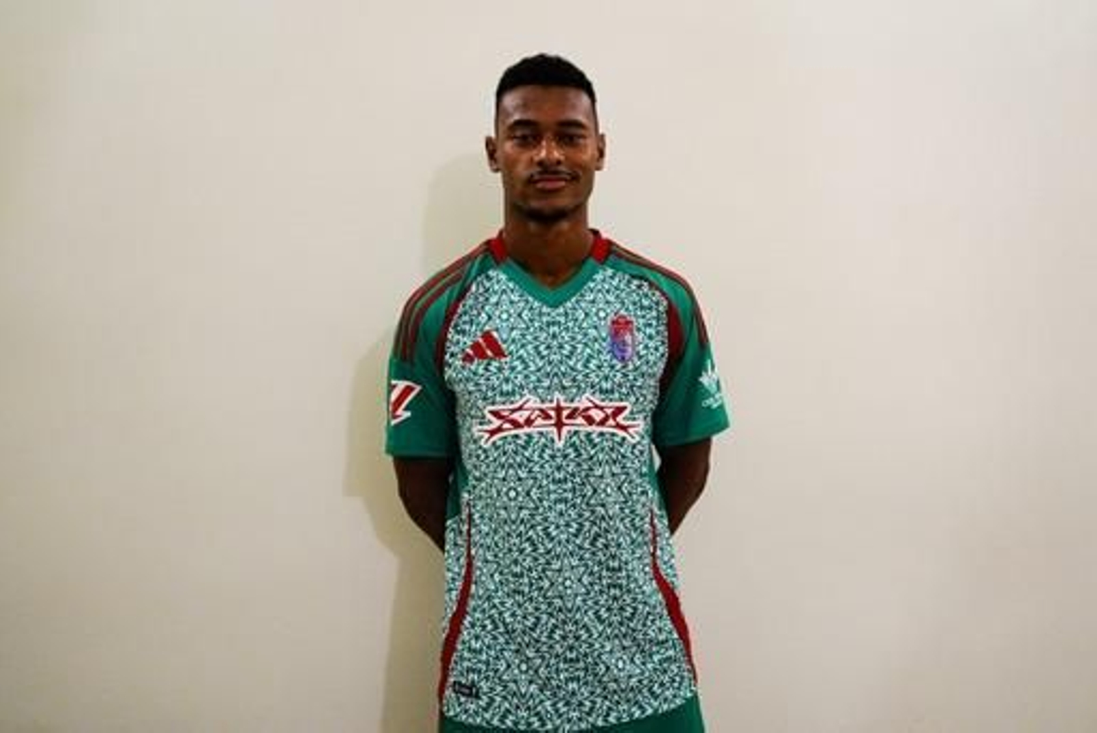 Loic Williams, con la camiseta del Granada Loic Williams, con la camiseta del Granada
